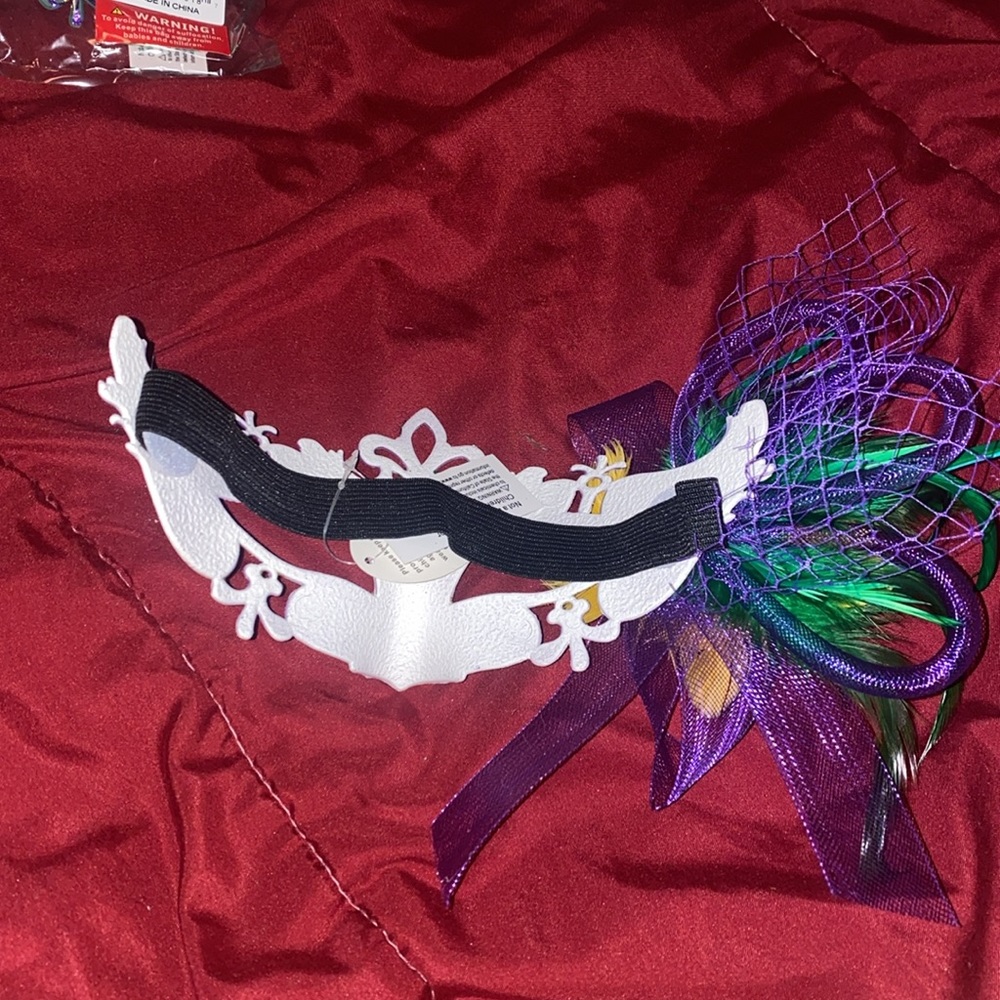 Glittered and ribboned pretty Mardi Gras mask! - Picture 4 of 4